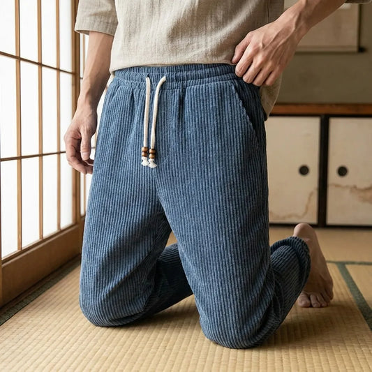 Cordhose im Japan-Stil mit minimalistischem Design, zweite Frontansicht für Herren