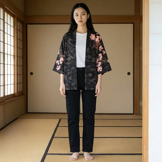 Frau trägt Drachen Kimono Haori Jacke im Washitsu-Zimmer mit Tatami und Shoji