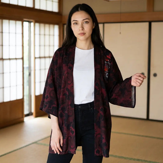 Dunkelrote Kimono-Jacke für Damen von vorne fotografiert vor traditionellen Shoji-Wandschirmen