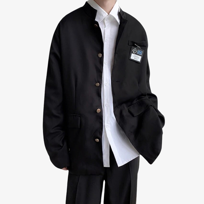 Schwarze Schuluniform mit Hosenträgern und weißem Hemd