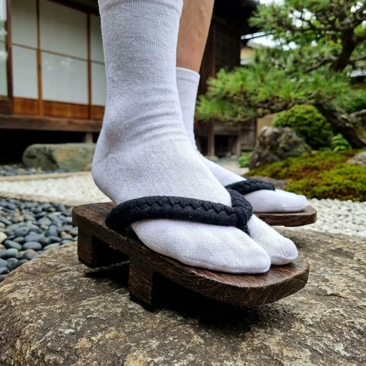 Nahaufnahme des geflochtenen schwarzen Hanao-Riemens der Geta Sandalen