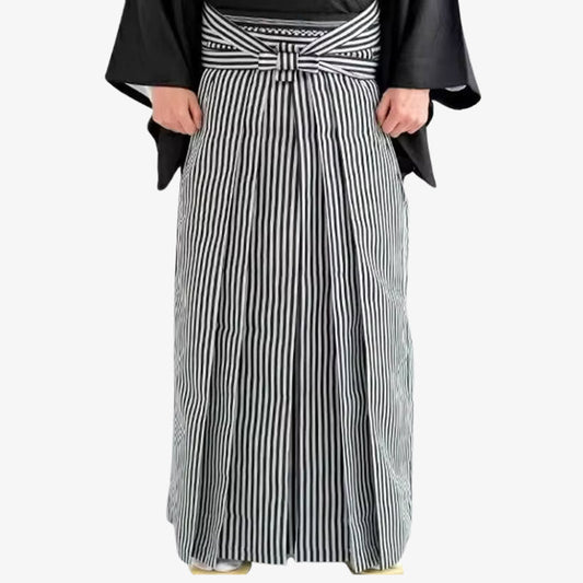 Hakama Hose kombiniert mit klassischem Kimono Oberteil und schwarzen Streifen