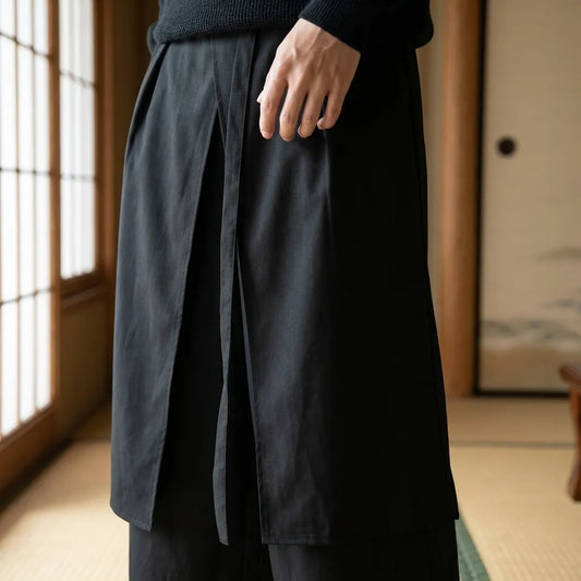Detailansicht der schwarzen Hakama Hose mit fließendem Stoff
