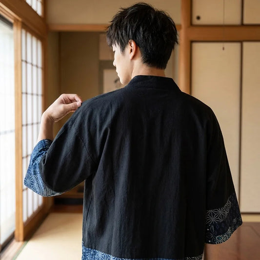 Haori Jacke mit Blumenmuster Kimono Cardigan Rückansicht getragen
