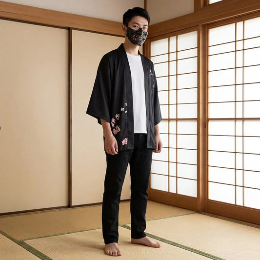 Mann trägt Haori Kimono Jacke mit Blumenmuster in traditionellem Tatami Raum