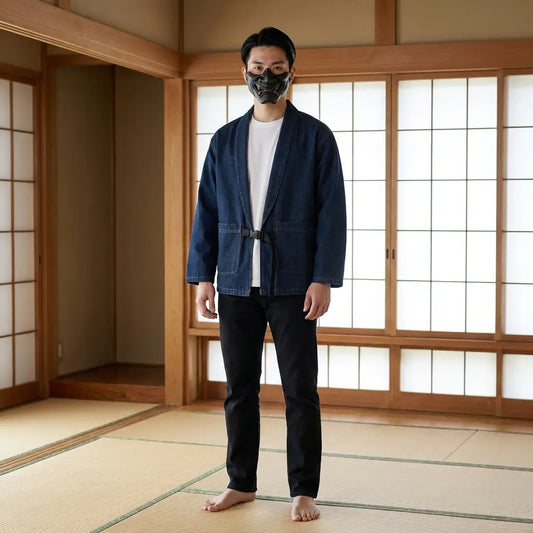 Mann trägt blaue Haori Jacke in traditionellem japanischen Raum, Frontansicht