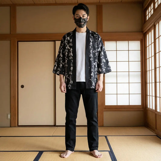 Mann trägt eine Haori Kimono Jacke in einem japanischen Washitsu-Raum, Frontalansicht