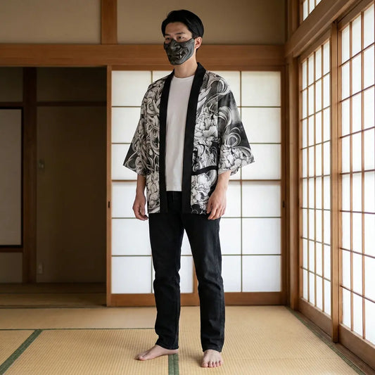 Mann trägt Haori Jacke im traditionellen Stil in einem Washitsu-Raum, Frontalansicht