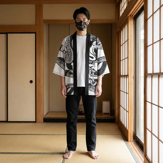 Traditioneller Haori Schnitt mit geradem Kragen und weiten Ärmeln vor Shoji-Schiebetüren