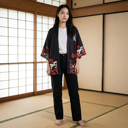 Frau trägt schwarze Haori Jacke auf Tatami mit Shoji Trennwänden im Hintergrund