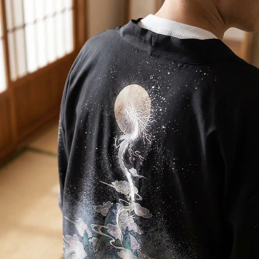 Nahaufnahme der Rückenstickerei der Haori Jacke Yume Yukata