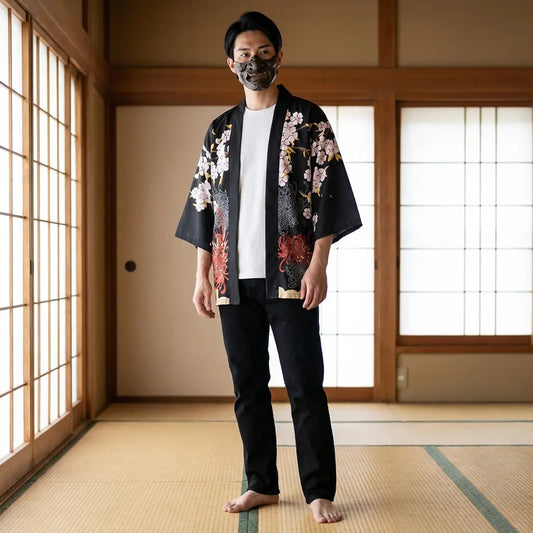 Mann trägt traditionelle Haori Kimono Jacke im Washitsu Raum, Frontansicht