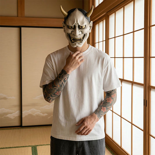Mann mit Oni-Maske im traditionellen Tatami-Raum trägt Harajuku Lovers T-Shirt