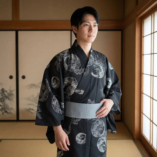 Detailansicht des Wellenmusters auf dem schwarzen Herren-Yukata