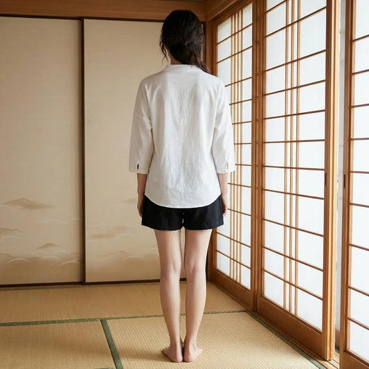 Rückansicht des weißen Japan T-Shirts aus Leinen im Zen-Stil