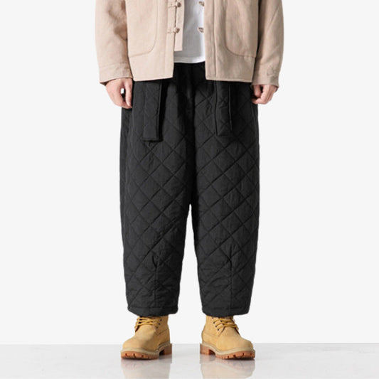 Detailansicht des schwarzen synthetischen Stoffs der japanischen Cargohose