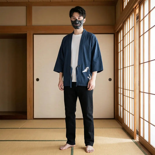 Mann trägt japanisch inspirierte Haori Jacke in traditionellem Tatami-Zimmer, Frontalansicht