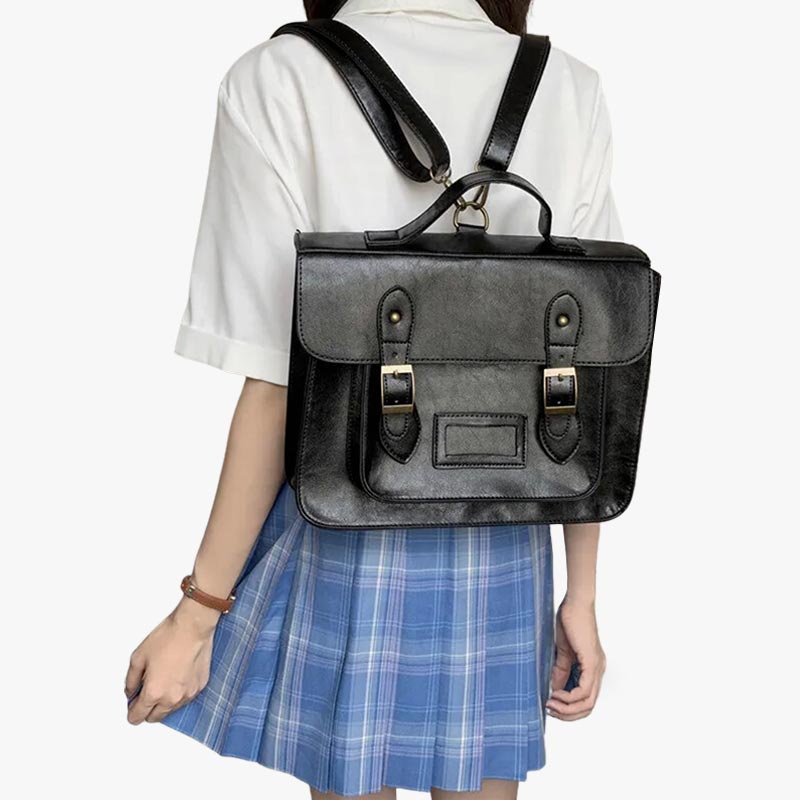 Schülerin trägt schwarze japanische Schultasche aus Kunstleder auf dem Rücken
