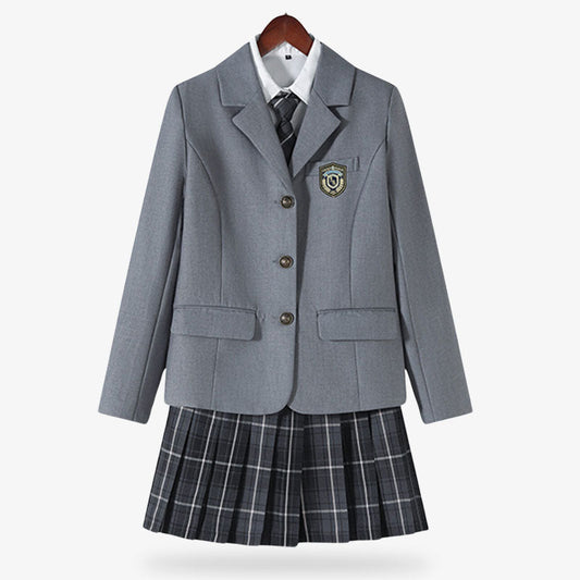 Graue Schuluniform-Jacke kombiniert mit kariertem Rock, weißem Hemd und karierter Krawatte