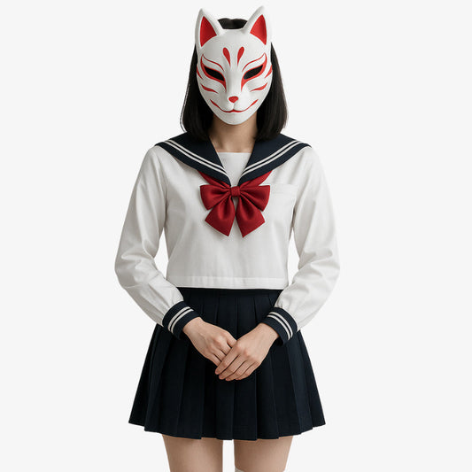 Person in japanischer Schuluniform mit weißer Bluse, roter Schleife und schwarzem Rock