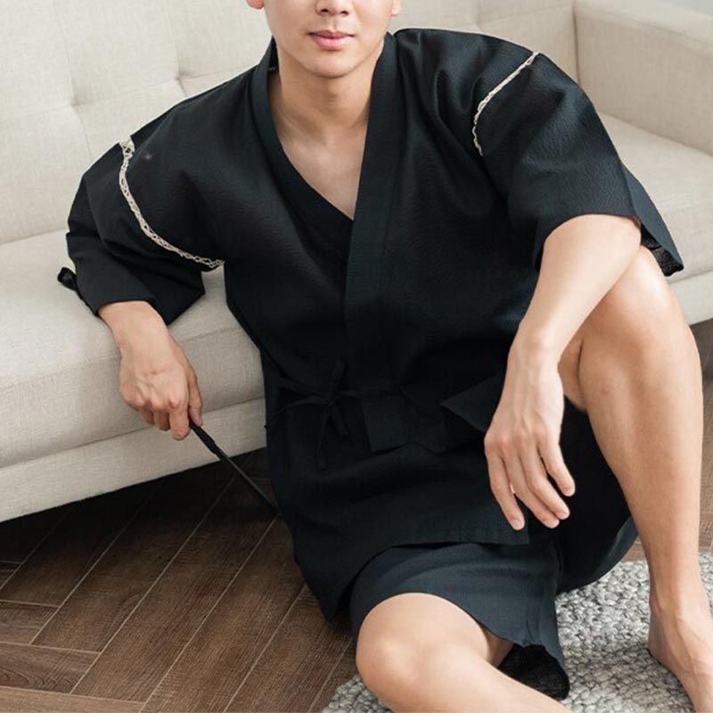 Mann trägt schwarzes Jinbei Set als lockere Sommer Loungewear