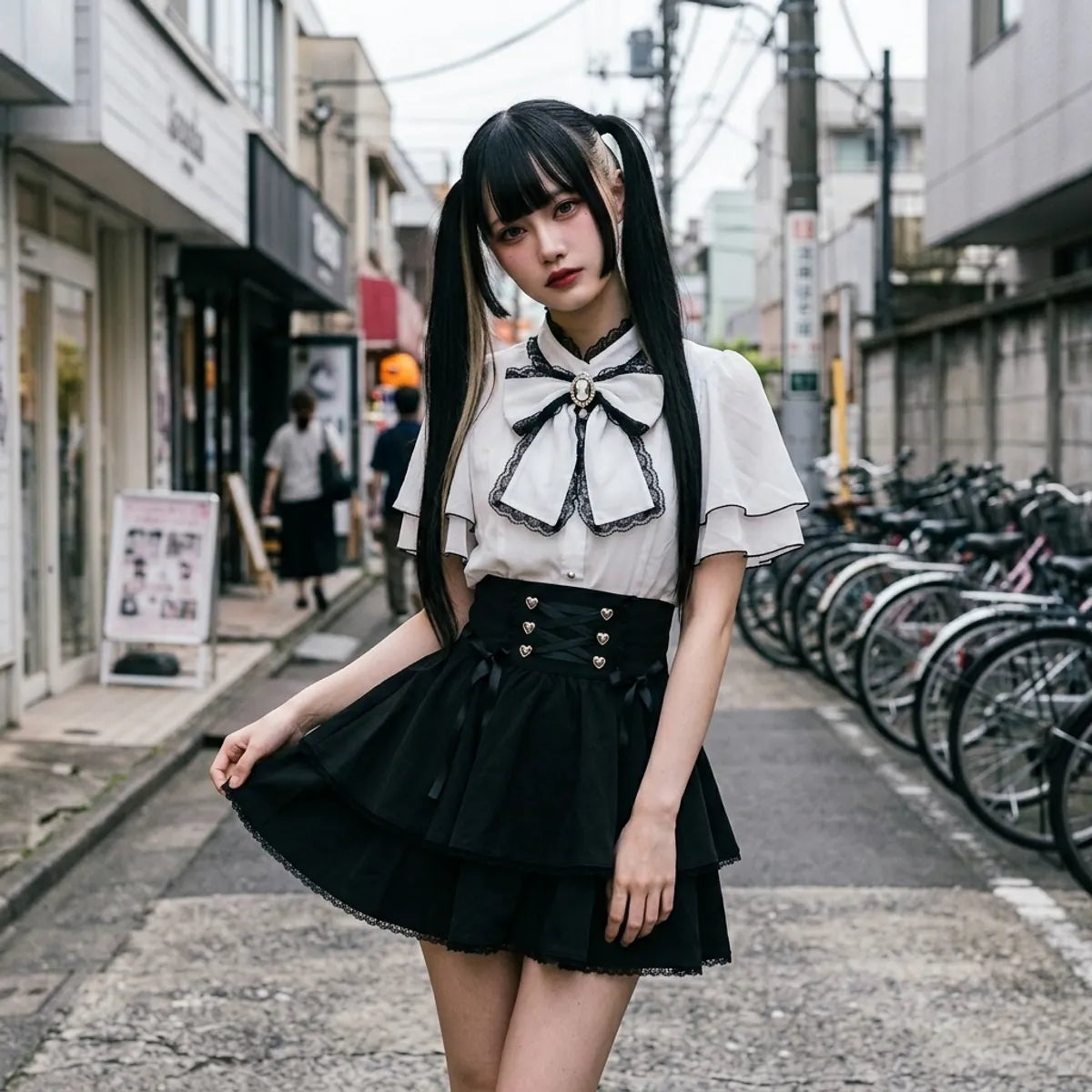 Jirai Kei Zweiteiler-Set von vorne in einer Harajuku-Seitenstraße, Bluse und Rock kombiniert