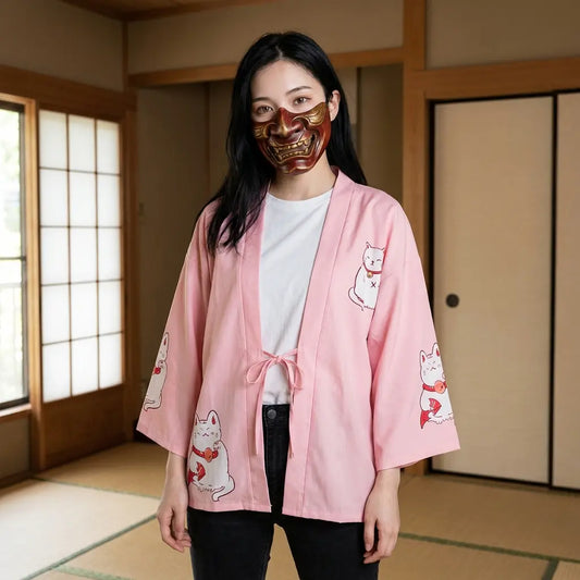 Kimono Jacke mit Maneki Neko Katze auf jedem Ärmel im Wohnraum