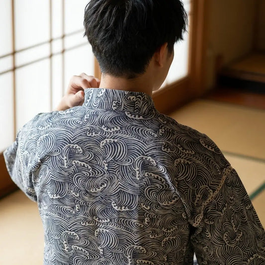 Kimono Jinbei Set mit Seigaiha-Muster von hinten getragen
