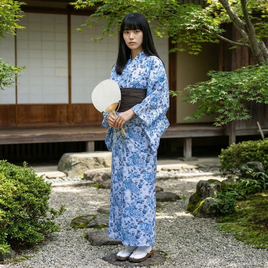 Rückenansicht des tiefblauen Indigo Kimono Kleids mit fließendem Schnitt