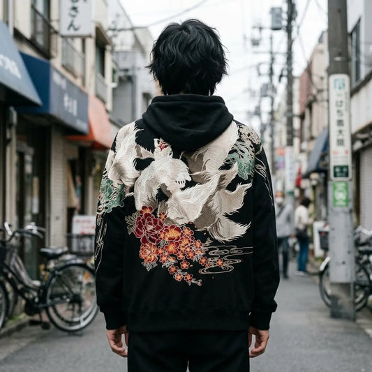 Rückenansicht des Kitsune Hoodies mit großem weißem neunschwänzigem Fuchs über roten Pfingstrosen