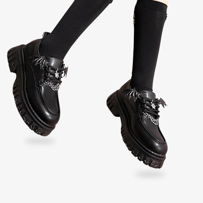 Schwarze Lolita Schuhe mit niedlichen Details im Gothic Lolita Trend
