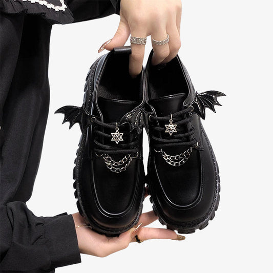 Schwarze Lolita Schuhe mit verspielten kawaii Elementen im Gothic Stil