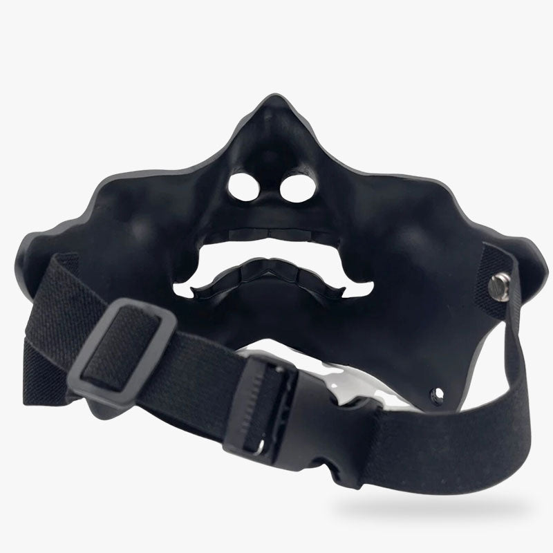 Ninja hält schwarze Oni Maske mit verstellbaren Riemen in den Händen