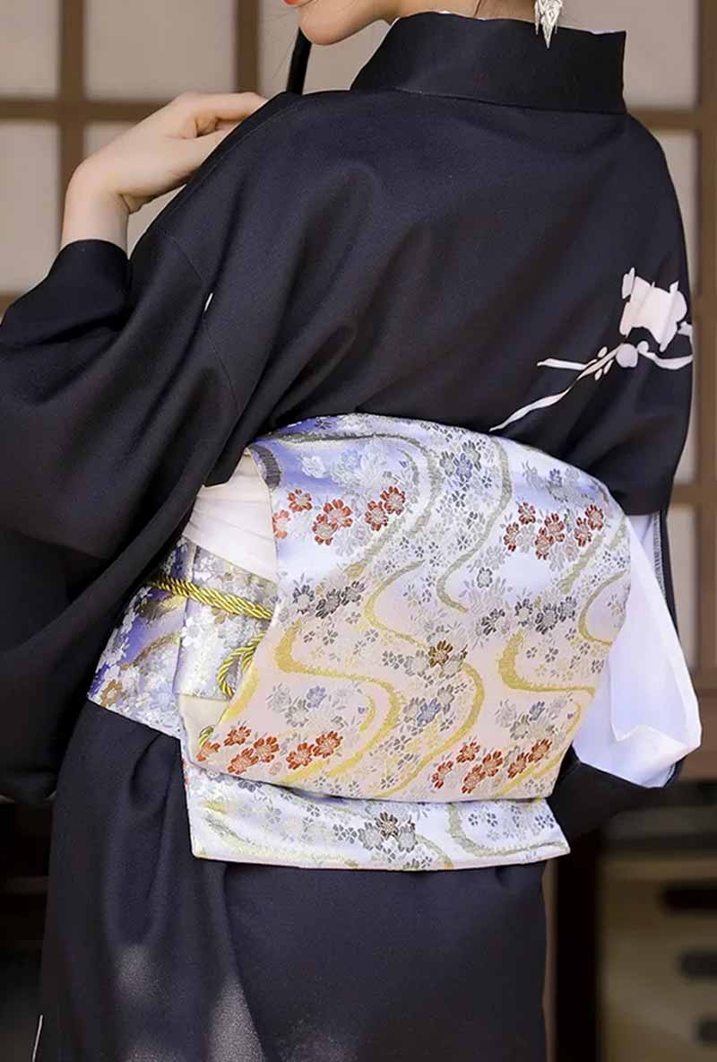 Detailansicht des verstellbaren Obi Gürtels mit Sakura Stickerei