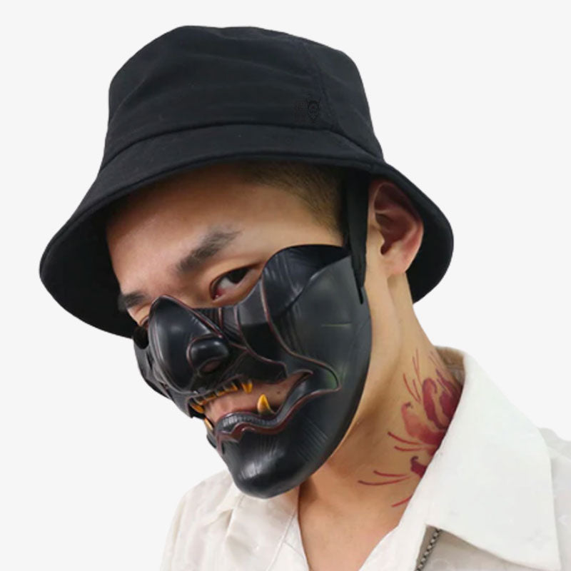 Mann trägt Oni Dämon Maske als Samurai Accessoire im Ghost Of Tsushima Stil