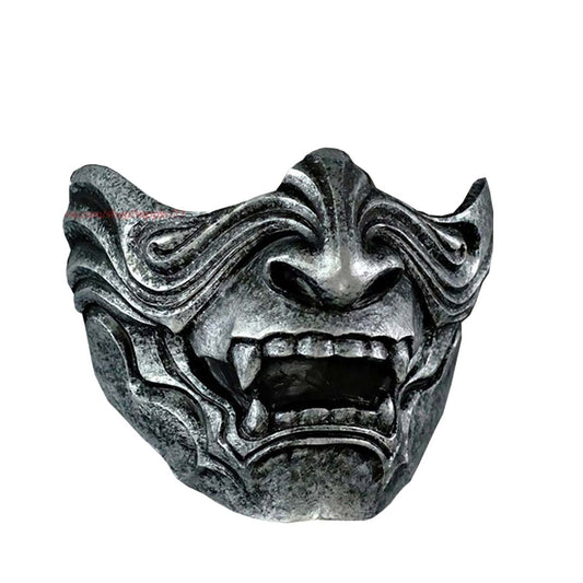 Seitenansicht der von einem Kunsthandwerker gefertigten Drachen Oni Maske