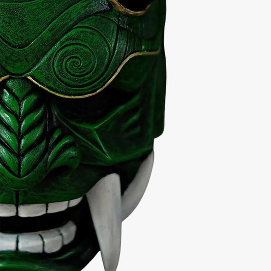 Grüne Oni Maske als Symbol der japanischen Dämonenmythologie, von einem Kunsthandwerker gefertigt