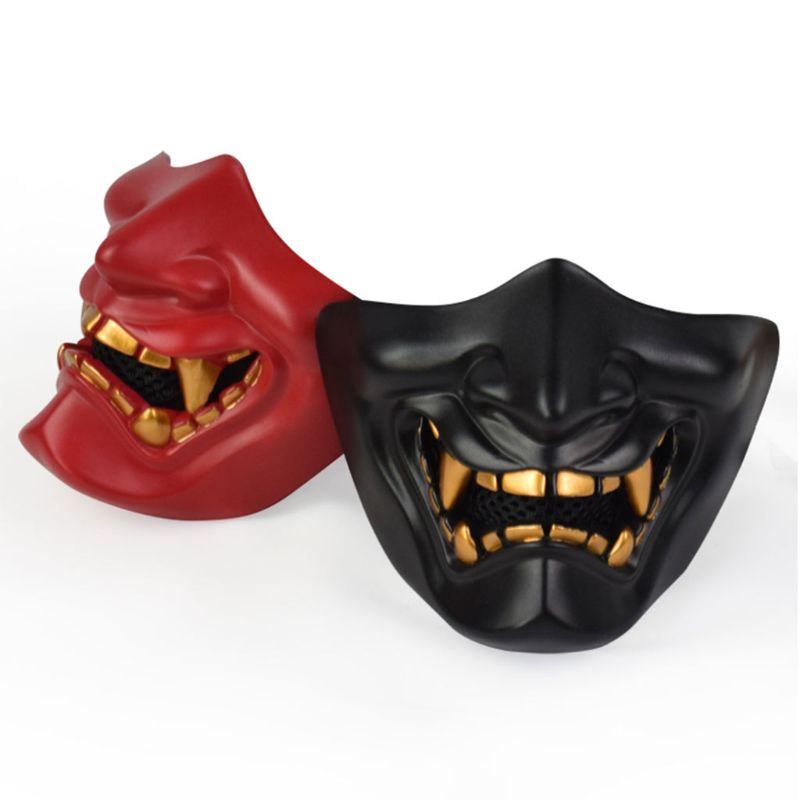 Rote Samurai Maske getragen zeigt Passform und Design
