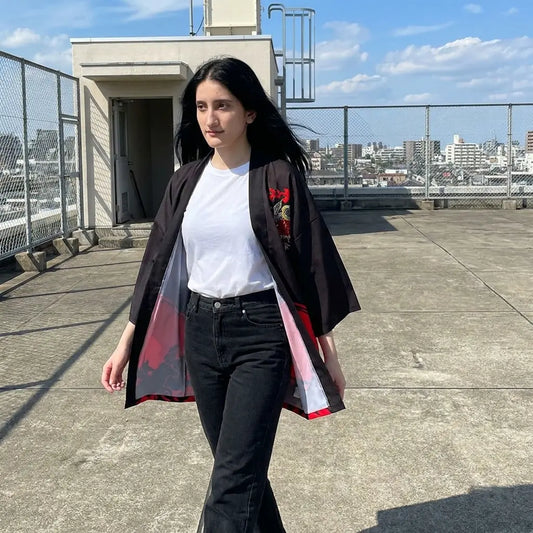 Rote Oni Haori Jacke auf einem Dach, rotes Muster steigt vom Saum ins Schwarz