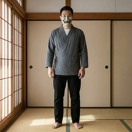 Mann trägt Samue Kimono Cardigan in traditionellem japanischem Washitsu-Zimmer, Frontalansicht