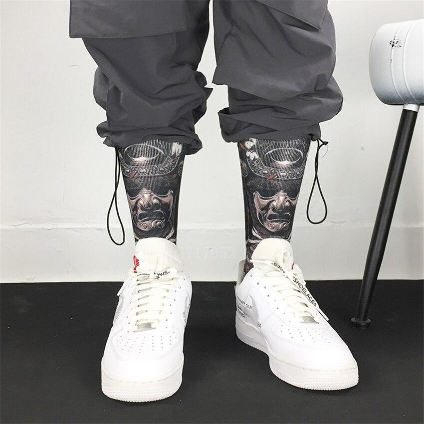 Nahaufnahme der Samurai Socken mit japanischem Kriegerdruck