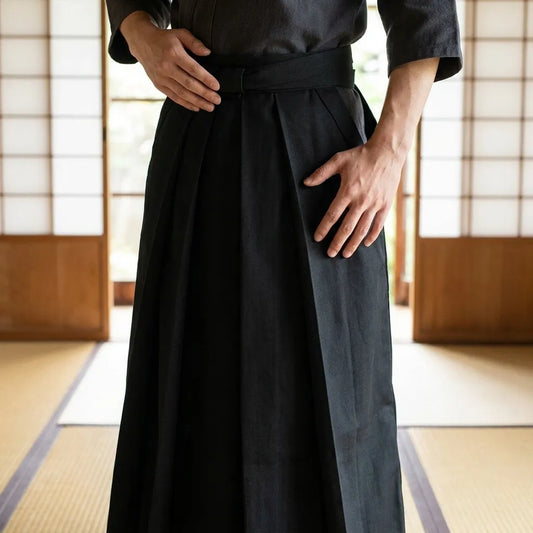 Vorderansicht der schwarzen Hakama Hose aus Baumwolle