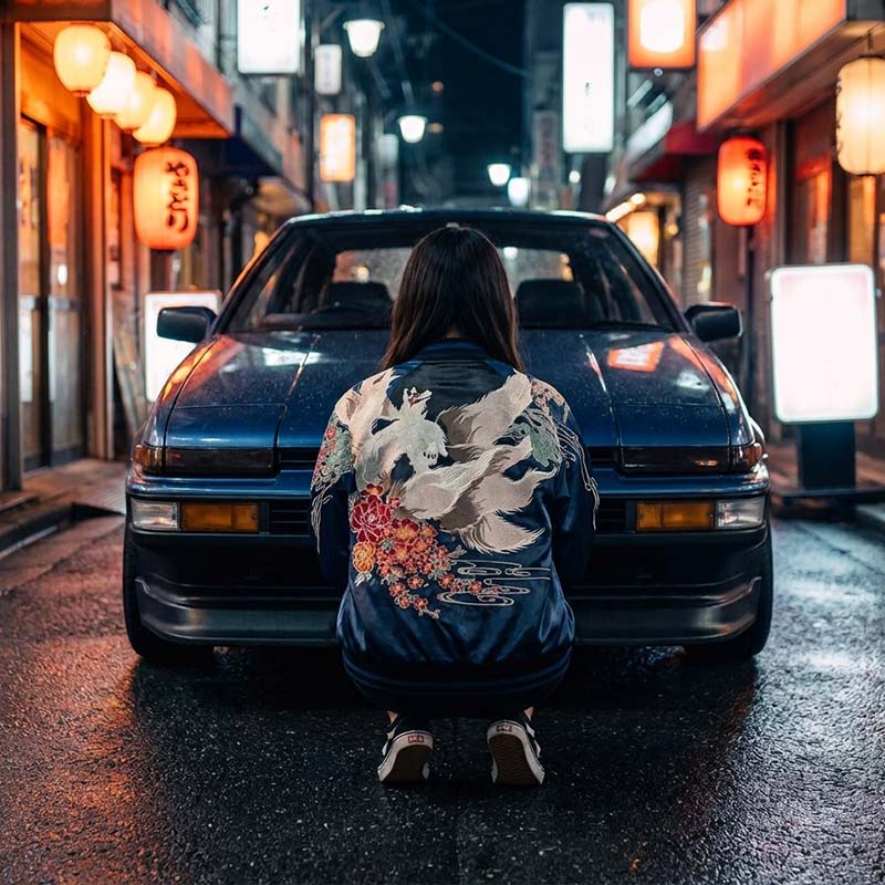 Gesamtansicht der Sukajan Jacke mit Wolf-Motiv und Reißverschluss