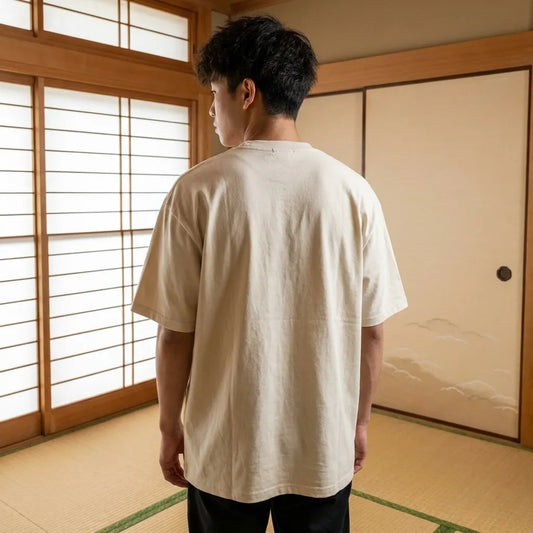 Rückansicht des cremefarbenen Tokyo T-Shirts im urbanen Streetwear-Look
