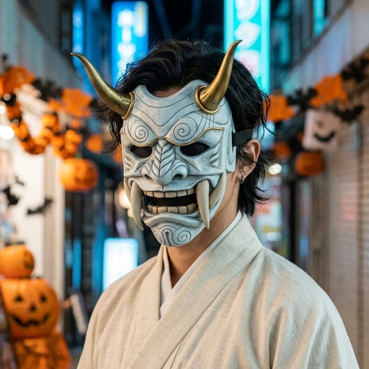 Traditionelle Oni Maske mit goldenen Hörnern, getragen zu weißem Kimono vor blauem Neonlicht