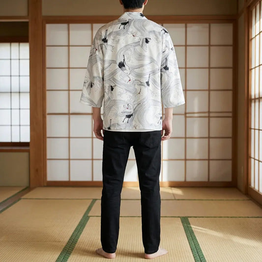 Rückansicht des weißen Haori Kimono mit vollständigem Rückenmotiv im Tatami-Zimmer