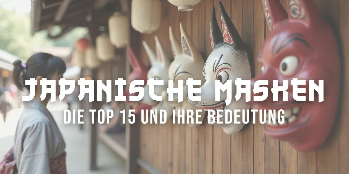 Traditionelle japanische Masken an einem Feststand, darunter Kitsune-, Oni- und Hannya-Maske