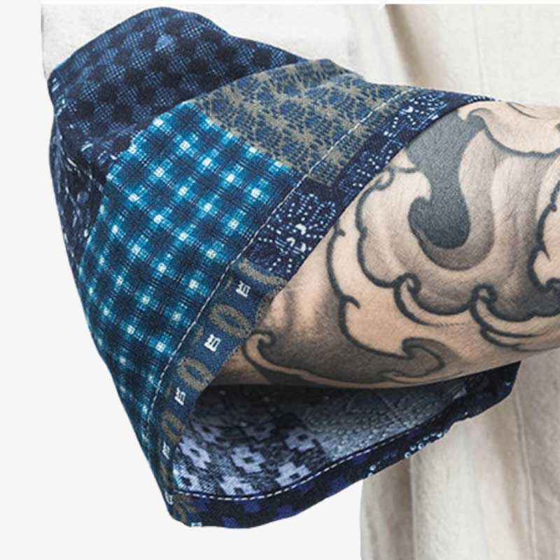 Mann mit Tattoo zeigt Ärmel des kurzen Kimono Cardigan mit geometrischen japanischen Symbolen