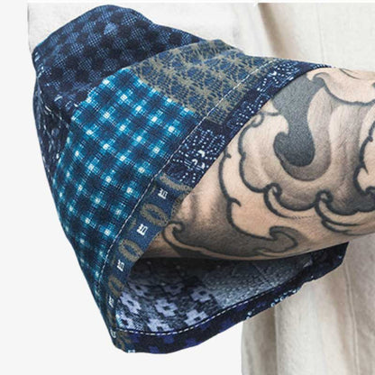 Mann mit Tattoo zeigt Ärmel des kurzen Kimono Cardigan mit geometrischen japanischen Symbolen