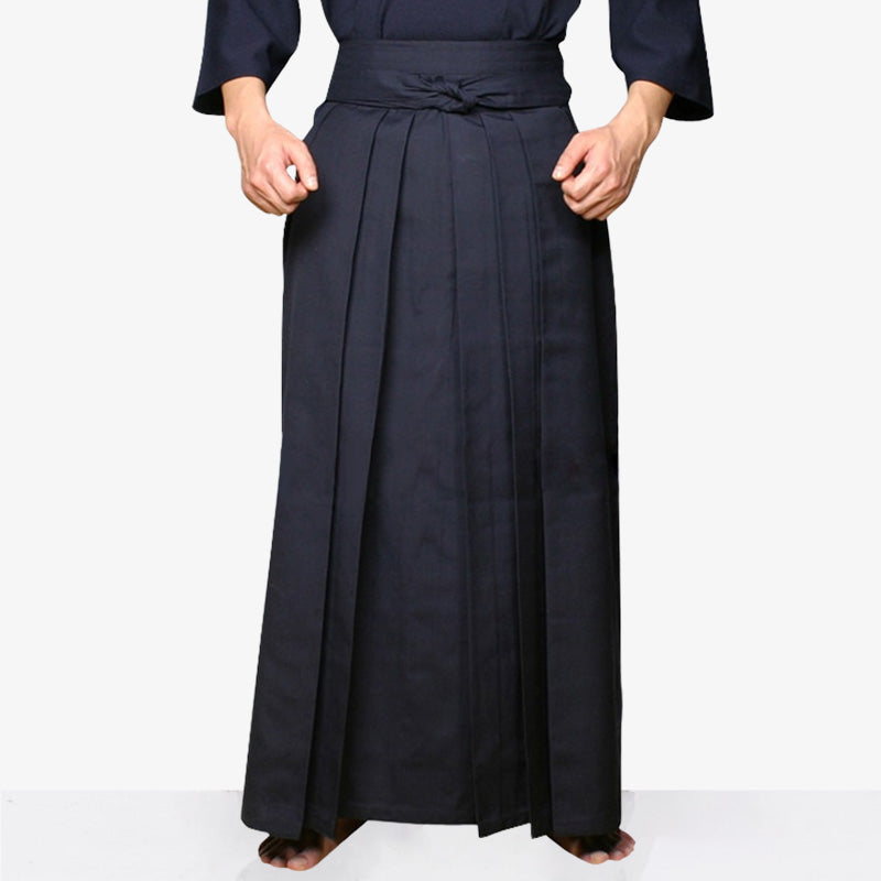 Mann trägt Aikido Hakama Hose mit Keikogi für Kampfsport Training